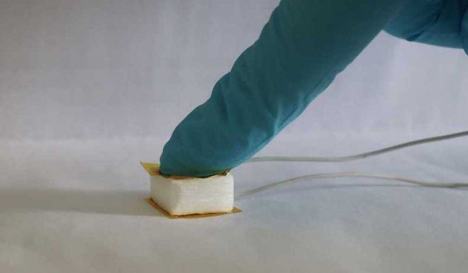 Наногенераторы из обычной древесины превратят пол в источник энергии