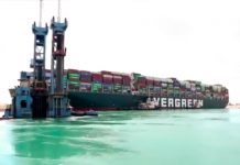 Одной из причин застревания судна в Суэцком канале мог быть человеческий фактор