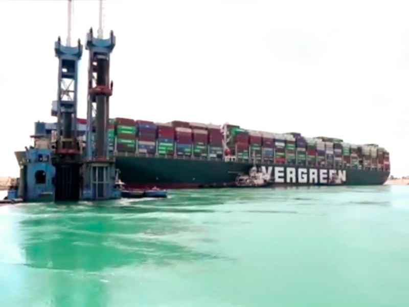 Одной из причин застревания судна в Суэцком канале мог быть человеческий фактор