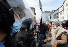 Полиция разогнала протестующих против локдауна европейцев дубинками и слезоточивым газом