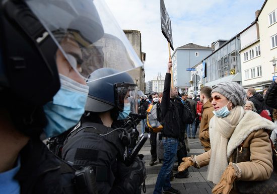 Полиция разогнала протестующих против локдауна европейцев дубинками и слезоточивым газом