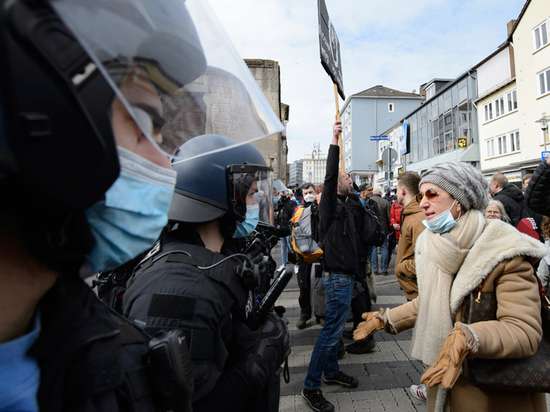 Полиция разогнала протестующих против локдауна европейцев дубинками и слезоточивым газом