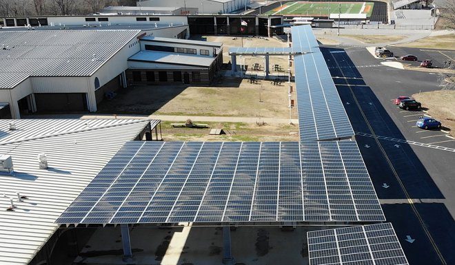 Школа в Арканзасе перешла на солнечную энергию и сумела повысить зарплату учителям на 30%