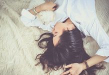 Врач посоветовал избегать сна на животе