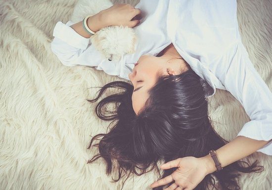 Врач посоветовал избегать сна на животе