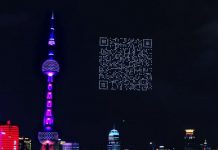 Рой дронов нарисовал в ночном небе Шанхая QR-код для рекламы видеоигры