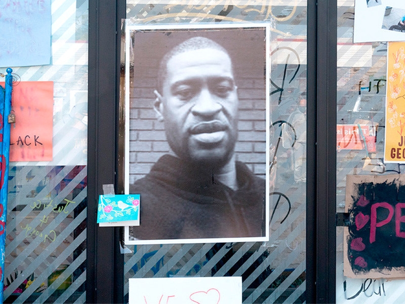 Ветеран полиции Миннеаполиса в суде по делу Джорджа Флойда назвал "совершенно излишним" применение к нему силы