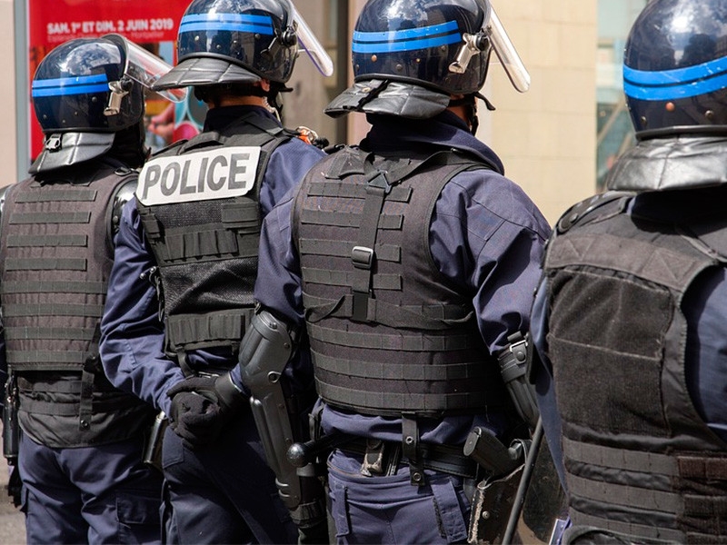 На первомайской манифестации в Париже полиция применила слезоточивый газ (ВИДЕО)