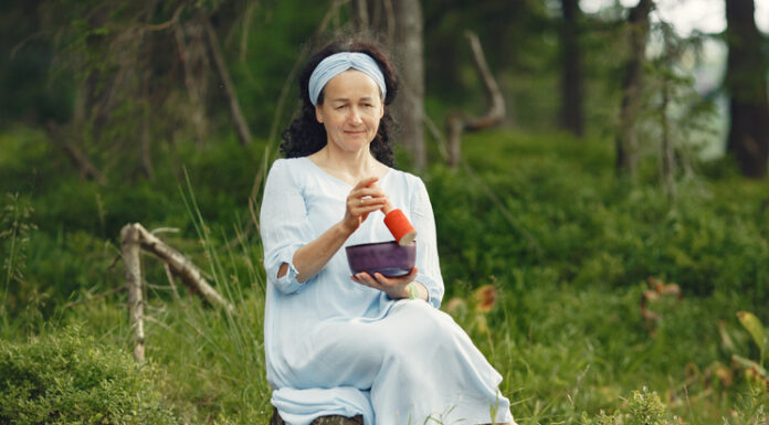 «Только с разрешения официального врача»: в России собрались поставить знахарей на учет