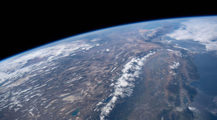 В Китае создали камеру, которая способна разглядеть лицо человека с околоземной орбиты