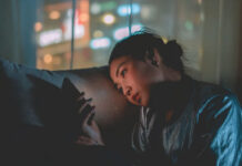 Чрезмерное общение с чат-ботами тесно переплетается с одиночеством и эмоциональной зависимостью