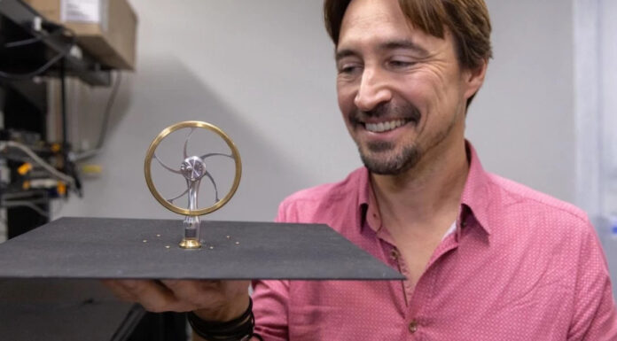 Простой и эффективный микродвигатель добывает энергию из ночного неба