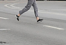 Очередная опасная игра стала модной среди зумеров: подростки перебегают автомагистрали